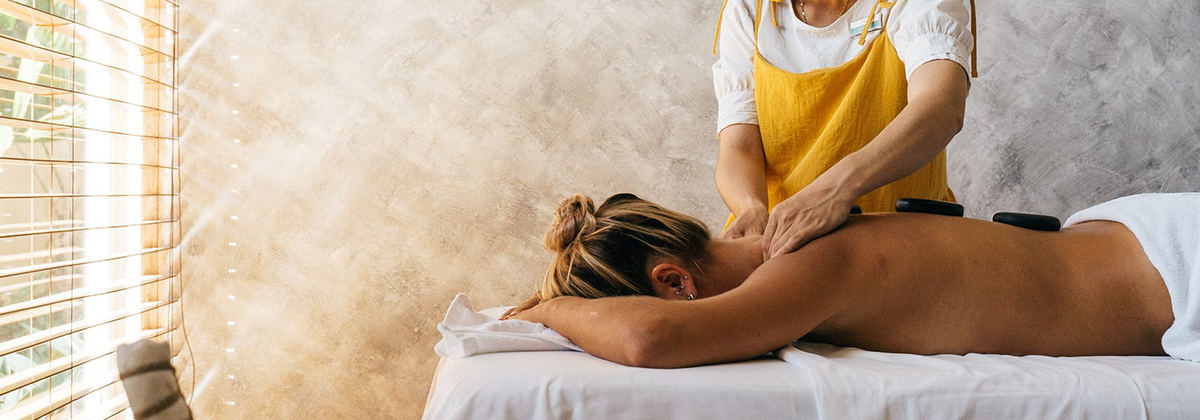 Les 13 règles d'or du massage aux huiles essentielles